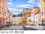 Улица Кузнецкий мост и Доходный дом Третьяковых, Москва (2023 год). Редакционное фото, фотограф Baturina Yuliya / Фотобанк Лори