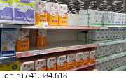 Pampers for children on a shelf in a supermarket (2020 год). Редакционное фото, фотограф Анна Кривицкая / Фотобанк Лори