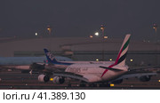 Airbus A380 Emirates arriving (2023 год). Редакционное видео, видеограф Игорь Жоров / Фотобанк Лори