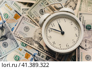 Время - деньги. Долларовые купюры и часы. Будильник и деньги. Time is money. Dollar bills and watches. Alarm clock and money. Стоковое фото, фотограф Ольга Митряева / Фотобанк Лори