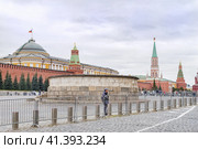 Москва, Россия. Кремль, Красная площадь. Солдат Росгвардии на фоне лобного места. Пасмурное облачное небо. (2023 год). Редакционное фото, фотограф Сергей Никифоров-Гордеев / Фотобанк Лори