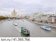 Россия, Москва. Парад речных трамвайчиков на Москве реке в День города. Высотное здание на Котельнеческой и Космодемианской набережной. (2023 год). Стоковое фото, фотограф Сергей Никифоров-Гордеев / Фотобанк Лори