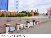 Москва, Россия. Импровизированный мемориал на Большом Москворецком мосту в Москве на месте гибели Немцова. (2023 год). Редакционное фото, фотограф Сергей Никифоров-Гордеев / Фотобанк Лори