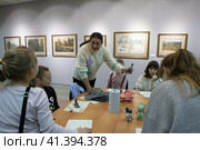Ольга Шонина показала мастер-класс по работе по работе с глиняной игрушкой в рамках фестиваля национальных культур "Балашиха-большая семья" (2023 год). Редакционное фото, фотограф Дмитрий Неумоин / Фотобанк Лори
