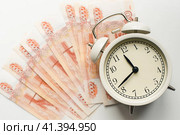 Время-деньги. Время платить налоги. Российские купюры и часы. Time is money. Time to pay taxes. Russian banknotes and watches. Стоковое фото, фотограф Ольга Митряева / Фотобанк Лори