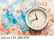 Время-деньги. Время платить налоги. Российские купюры и часы. Time is money. Time to pay taxes. Russian banknotes and watches. Стоковое фото, фотограф Ольга Митряева / Фотобанк Лори