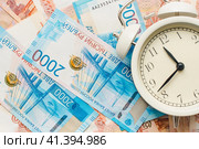 Время-деньги. Время платить налоги. Российские купюры и часы. Time is money. Time to pay taxes. Russian banknotes and watches. Стоковое фото, фотограф Ольга Митряева / Фотобанк Лори