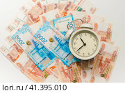 Время-деньги. Время платить налоги. Российские купюры и часы. Time is money. Time to pay taxes. Russian banknotes and watches. Стоковое фото, фотограф Ольга Митряева / Фотобанк Лори