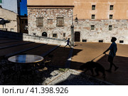 Италия. Сполето. Площадь перед Кафедральным собором Санта-Мария-Ассунта. Italy. Spoleto. The square in front of the Cathedral of Santa Maria Assunta. (2023 год). Стоковое фото, фотограф Алексей Смышляев / Фотобанк Лори