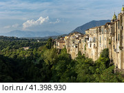 Италия. Сант-Агата-де-Готи. Вид на дома коммуны Сант-Агата-де-Готи. Italy. Sant'Agata de Goti. View of the houses of the commune of Sant'Agata de Goti. (2023 год). Стоковое фото, фотограф Алексей Смышляев / Фотобанк Лори