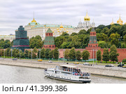 Москва, Россия, 9 сентября 2023 года. Прогулочный речной теплоход трамвайчик проплывает по реке Москве мимо стен Кремля. Стоковое фото, фотограф Сергей Никифоров-Гордеев / Фотобанк Лори