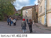 Дом горожанина 16 века. Самый старый жилой дом в России. Крепостная улица, 13А. Туристы возле достопримечательности. Выборг. Ленинградская область (2023 год). Редакционное фото, фотограф Румянцева Наталия / Фотобанк Лори