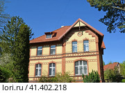 Вилла «Либек» (1906 год) в солнечный день. Калининград, улица Пушкина, 8 (2023 год). Стоковое фото, фотограф Ирина Борсученко / Фотобанк Лори