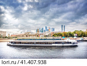 Прогулочный корабль Ривер Палас и Москва-Сити, Москва-река, Москва (2023 год). Редакционное фото, фотограф Baturina Yuliya / Фотобанк Лори