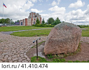 Княжий камень и церковь Благовещения Пресвятой Богородицы. Рюриково Городище. Великий Новгород (2023 год). Редакционное фото, фотограф Сергей Афанасьев / Фотобанк Лори