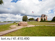Княжий камень и церковь Благовещения Пресвятой Богородицы. Рюриково Городище. Великий Новгород (2023 год). Редакционное фото, фотограф Сергей Афанасьев / Фотобанк Лори