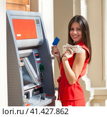 Happy brunette woman withdrawing money from credit card at ATM. Стоковое фото, фотограф Андрей Аркуша / Фотобанк Лори