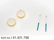 Презервативы и положительный тест на беременность. Condoms and a positive pregnancy test. Стоковое фото, фотограф Ольга Митряева / Фотобанк Лори