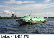 СПК "Комета-17" на Онежском озере у острова Кижи. Республика Карелия (2023 год). Стоковое фото, фотограф Олег Пученков / Фотобанк Лори