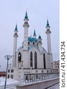 People under the Qol Sharif mosque in Kazan Kremlin. It was built in 1996-2005 in memory of the legendary 16th century mosque (2018 год). Редакционное фото, фотограф Анна Кривицкая / Фотобанк Лори