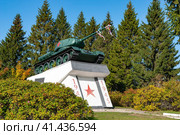 Город Кашира. Танк Т-34 на постаменте (2023 год). Редакционное фото, фотограф Зобков Юрий / Фотобанк Лори