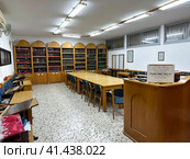 Interior of a midrash of Iraqi Jews (2023 год). Редакционное фото, фотограф Irina Opachevsky / Фотобанк Лори