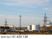 Refinery. Reservoirs for storage of refinery products. Rectification columns. Стоковое фото, фотограф Леонид Еремейчук / Фотобанк Лори