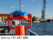 St. Petersburg, St. Petersburg, Russia. - October 06, 2023. Binoscope on the embankment of public space. Selective focus. Стоковое фото, фотограф Ольга Губская / Фотобанк Лори