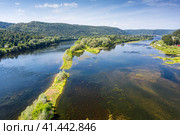 Южный Урал летом, река Уфа в районе села Красный ключ. Вид с воздуха. Southern Urals in summer, the Ufa River near the village of Krasny Klyuch. Aerial view. (2023 год). Стоковое фото, фотограф Евгений Романов / Фотобанк Лори