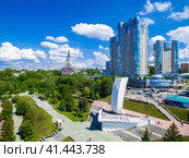 SAMARA, RUSSIA - MAY 21: Day view of the apartment complex Ladya, May 21 2016, Samara. The complex is located in the heart of the city of Samara on the Volga river. Стоковое фото, фотограф Андрей Аркуша / Фотобанк Лори