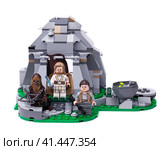 RUSSIA, May 16, 2018. Constructor Lego Star Wars. Mini-figures of the characters Jedi Luke Skywalker, Chewbacca and Ray. Редакционное фото, фотограф Андрей Аркуша / Фотобанк Лори
