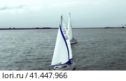Yacht trips on the North Sea. A sailing yacht struggles with the tidal current. (2023 год). Редакционное видео, видеограф Артем Лукин / Фотобанк Лори