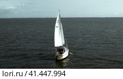 Yacht trips on the North Sea. A sailing yacht struggles with the tidal current. (2023 год). Редакционное видео, видеограф Артем Лукин / Фотобанк Лори