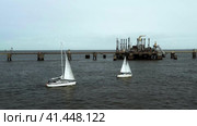 Yacht trips on the North Sea. A sailing yacht struggles with the tidal current. Стоковое видео, видеограф Артем Лукин / Фотобанк Лори