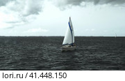 Yacht trips on the North Sea. A sailing yacht struggles with the tidal current. (2023 год). Редакционное видео, видеограф Артем Лукин / Фотобанк Лори