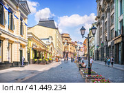 Улица Кузнецкий мост и Московский Дом Художника и фонарь, Москва (2023 год). Редакционное фото, фотограф Baturina Yuliya / Фотобанк Лори
