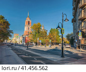 Church of the Holy Trinity in Vishnyaki. Pyatnitskaya Street, sunny autumn in Moscow. (2023 год). Редакционное фото, фотограф Саблин Станислав / Фотобанк Лори