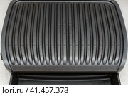Working surface of the modern electric grill provided with non-stick coating. Usefull equipment for the kitchen for preparation meat, fish, vegetables and other food. Рабочая поверхность современного электрогриля снабжена антипригарным покрытием. Полезное оборудование для кухни для приготовления мяса, рыбы, овощей и других продуктов питания. Стоковое фото, фотограф Дмитрий Березнев / Фотобанк Лори