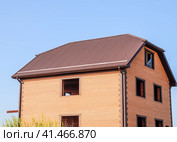 The house with plastic windows and a roof of corrugated sheet. Стоковое фото, фотограф Леонид Еремейчук / Фотобанк Лори
