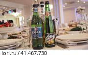 Нижний Новгород, Россия, Казанское шоссе, 29, 31.08.2023. Вкусная еда и напитки на праздничном столе в ресторане. Высококачественный видеоматериал в формате 4k  Delicious food and drinks on the festive table in the restaurant. Редакционное видео, видеограф Egor Sarantstv / Фотобанк Лори