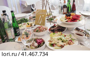 Нижний Новгород, Россия, Казанское шоссе, 29, 31.08.2023. Вкусная еда и напитки на праздничном столе в ресторане. Высококачественный видеоматериал в формате 4k  Delicious food and drinks on the festive table in the restaurant. Редакционное видео, видеограф Egor Sarantstv / Фотобанк Лори
