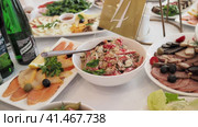 Нижний Новгород, Россия, Казанское шоссе, 29, 31.08.2023. Вкусная еда и напитки на праздничном столе в ресторане. Высококачественный видеоматериал в формате 4k  Delicious food and drinks on the festive table in the restaurant. Редакционное видео, видеограф Egor Sarantstv / Фотобанк Лори