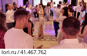 Nizhny Novgorod, Russia, Kazanskoe shosse 29. 08.31.2023. People dancing and having fun at a wedding banquet in a beautiful restaurant. High quality 4k footage Нижний Новгород, Россия, Казанское шоссе, 29. 31.08.2023. Люди танцуют и веселятся на свадебном банкете в красивом ресторане. Отснятый материал высокого качества в формате 4k. Редакционное видео, видеограф Egor Sarantstv / Фотобанк Лори
