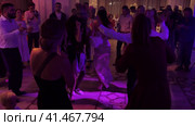 Nizhny Novgorod, Russia, Kazanskoe shosse 29. 08.31.2023. People dancing and having fun at a wedding banquet in a beautiful restaurant.  Нижний Новгород, Россия, Казанское шоссе, 29. 31.08.2023. Люди танцуют и веселятся на свадебном банкете в красивом ресторане. Стоковое видео, видеограф Egor Sarantstv / Фотобанк Лори