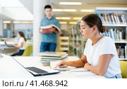 Smart female American student preparing for the exam. Стоковое фото, фотограф Яков Филимонов / Фотобанк Лори