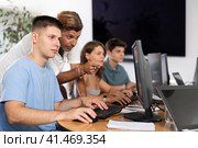 Motivated young trainee developer working at IT startup with mentor. Стоковое фото, фотограф Яков Филимонов / Фотобанк Лори