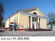 Здание Дома культуры горняков солнечным майским днем. Сланцы, Ленинградская область (2023 год). Редакционное фото, фотограф Виктор Карасев / Фотобанк Лори