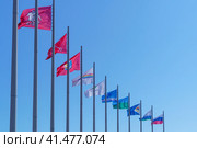 Разные флаги реют на флагштоках вокруг площади Медалей в Олимпийском парке в городе Сочи (2023 год). Редакционное фото, фотограф Sergei Gorin / Фотобанк Лори