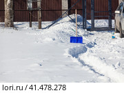 Plastic snow scoop with pathway in snowdrift. Clear lane from parking lot. Стоковое фото, фотограф Кекяляйнен Андрей / Фотобанк Лори
