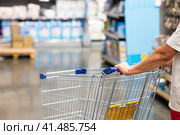 Abstract blurry photo of a supermarket with an empty shopping cart concept. Стоковое фото, фотограф Вербицкая Светлана / Фотобанк Лори